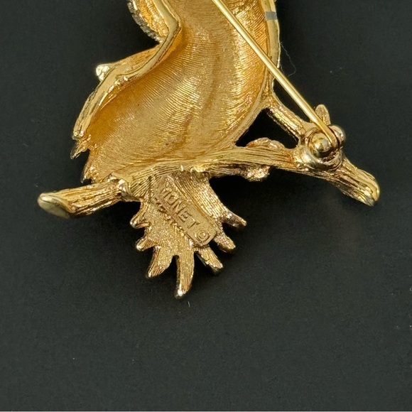 VINTAGE MONET OWL GOLDTONE FAUX EMERALD EYES~1980'S~STAMPED~1 1/2" - Picture 4 of 6